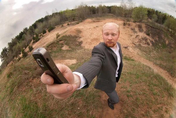 Geschäftsmann mit Telefon in der Hand — Stockfoto