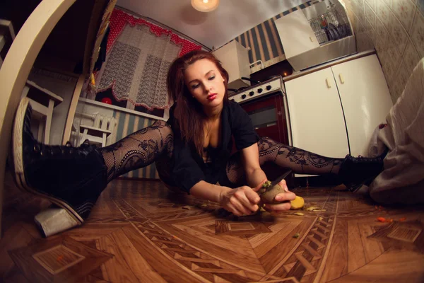 Chica en la cocina pelando patatas — Foto de Stock