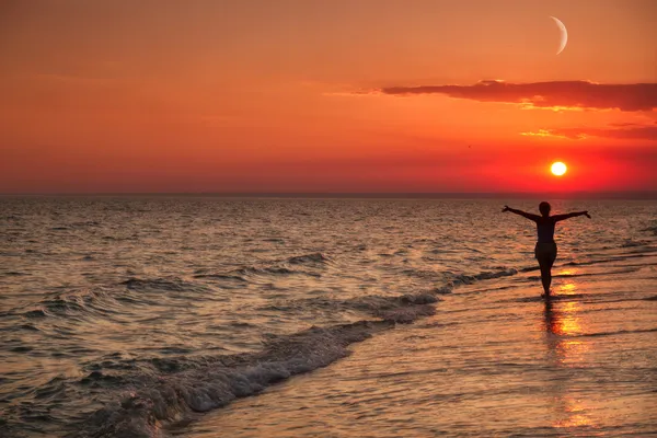 Menina perto do mar ao pôr do sol — Fotografia de Stock