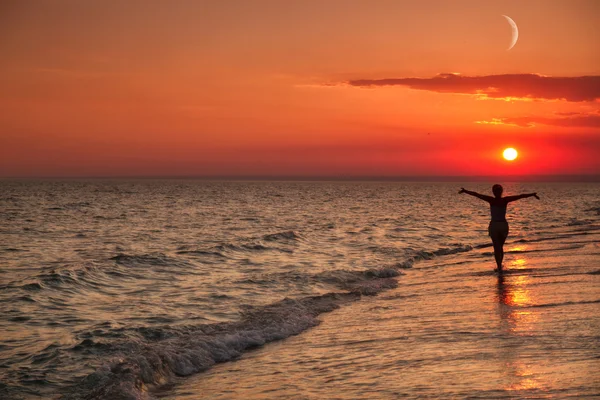 Chica cerca del mar al atardecer Imagen De Stock