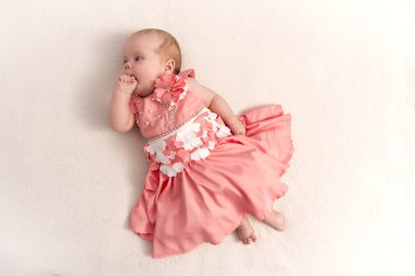 pembe elbiseli bebek