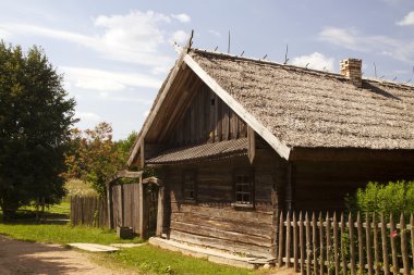 Köydeki ahşap ev.