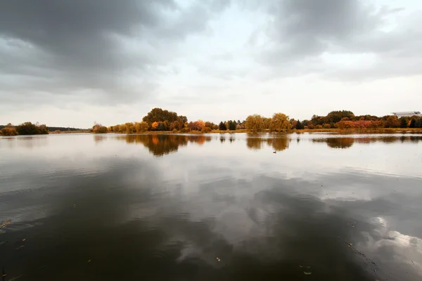 Podzimní jezero — Stock fotografie