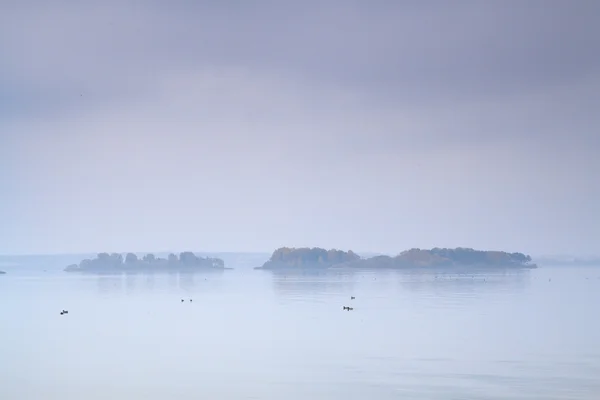 Mlha nad moře a ostrov — Stock fotografie