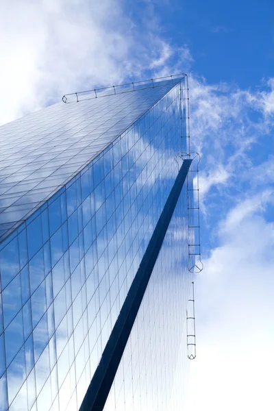 Mirrored skyscraper — Stock Photo, Image