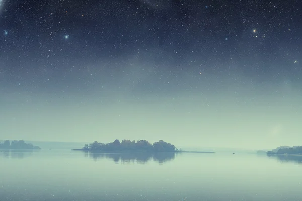 Eiland in de Oceaan in de nacht. elementen van deze afbeelding ingerichte b — Stockfoto