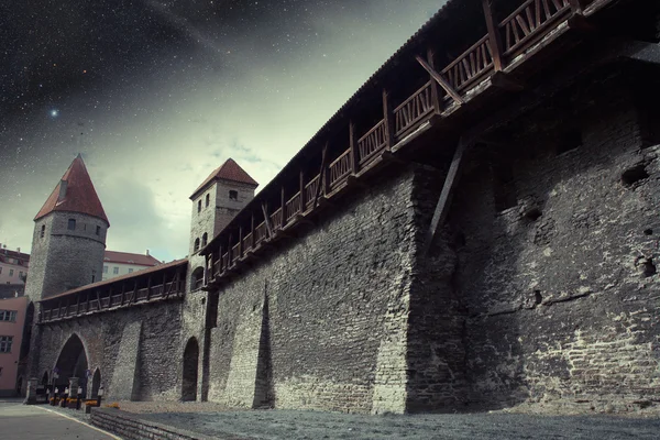 Ciudad medieval bajo las estrellas. Elementos de esta imagen amueblados —  Fotos de Stock