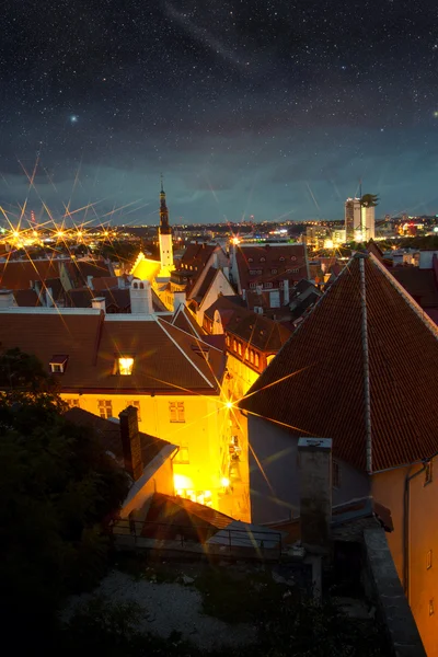 Fabuleuse cité médiévale la nuit. Éléments de cette image meublés — Photo