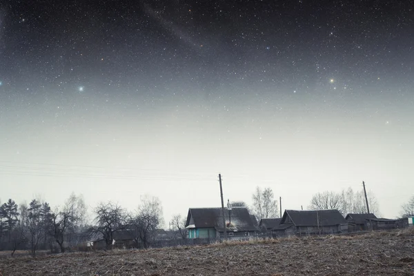 Загородный дом ночью. Элементы этого изображения предоставлены НАСА — стоковое фото