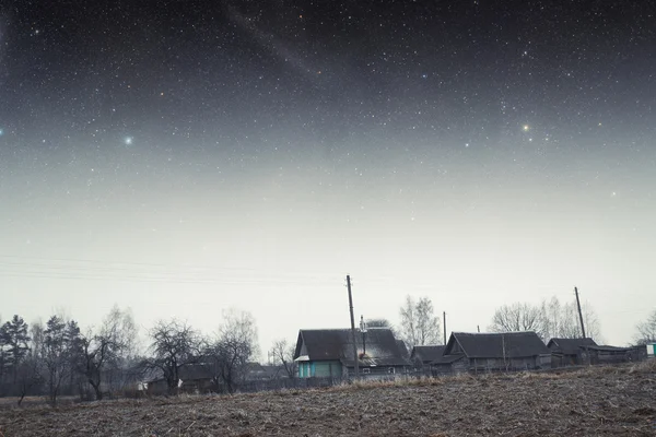 Casa de la ţară noaptea. Elemente ale acestei imagini furnizate de NASA — Fotografie, imagine de stoc