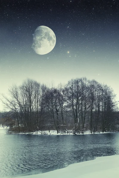 Річка зимову ніч. елементи цього зображення мебльовані НАСА — стокове фото