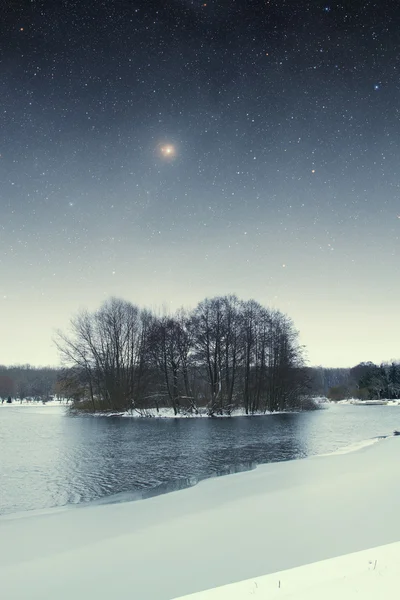 Notte invernale sul fiume. Elementi di questa immagine forniti dalla NASA — Foto Stock