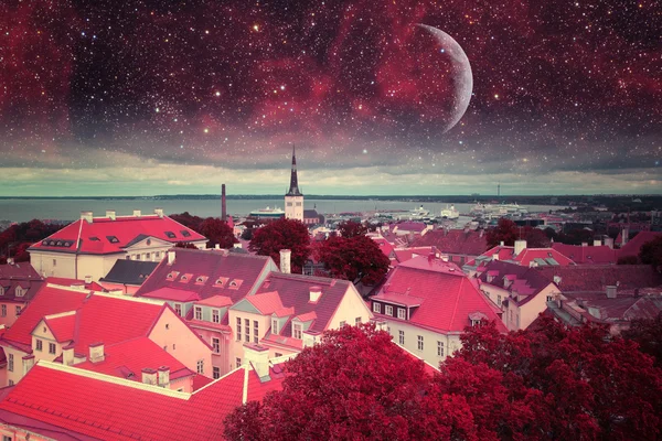 Notte mistica di Tallinn. Elementi di questa immagine forniti dalla NASA — Foto Stock