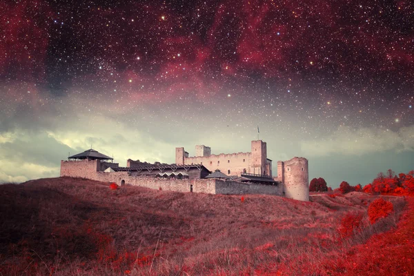 탈린 신비로운 밤입니다. 미 항공 우주국이 제공한이 이미지의 요소