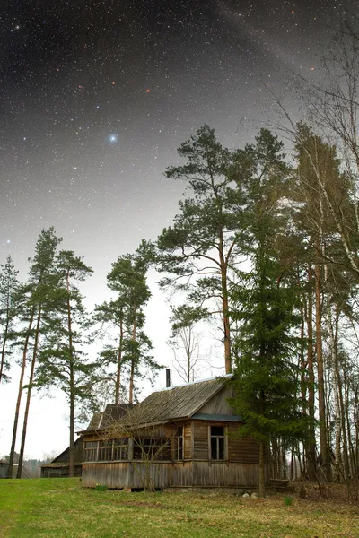 Landhuis in de nacht. elementen van deze afbeelding ingericht door nasa — Stockfoto