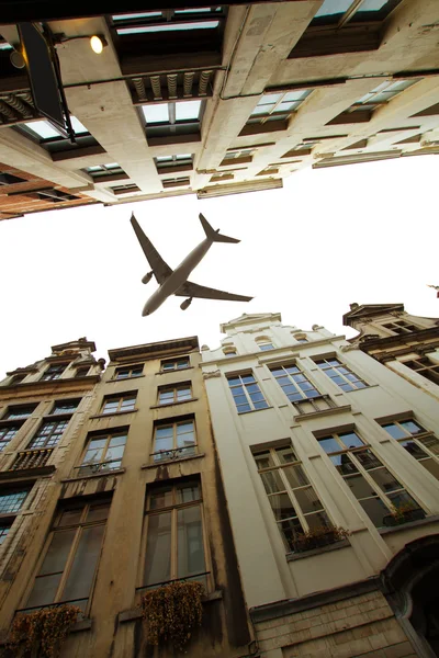 布鲁塞尔倾斜的城市上空飞机-shift 键 — 图库照片