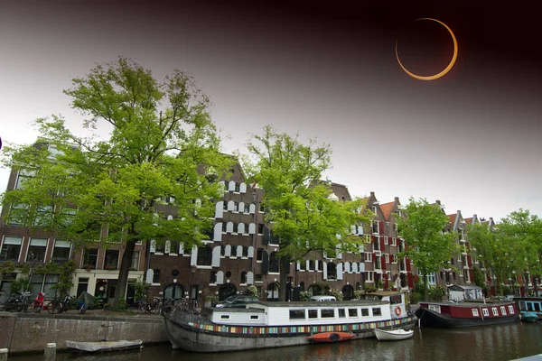 Ηλιακή έκλειψη πέρα από την πόλη του Άμστερνταμ. στοιχεία της αυ εικόνας — Φωτογραφία Αρχείου
