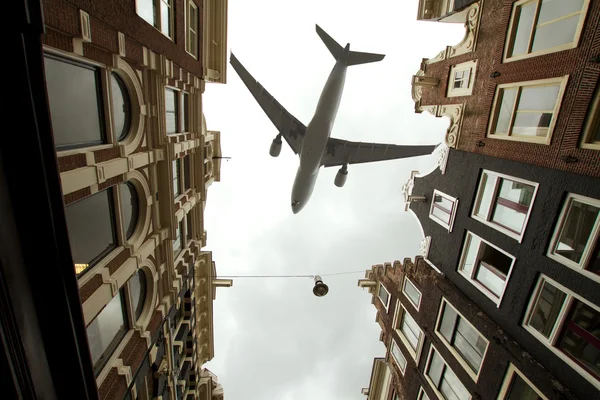 アムステルダム経由の飛行機 — ストック写真