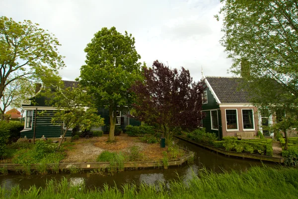Rural dutch scenery of small old houses and canal in Zaanse, Net — Stock Photo, Image