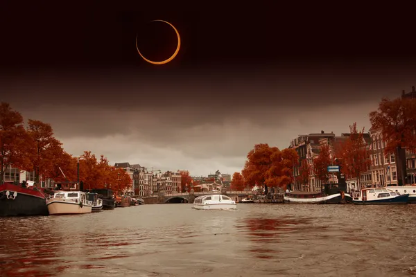 Eclipse solar sobre la ciudad Amsterdam. Elementos de esta imagen fu Fotos De Stock