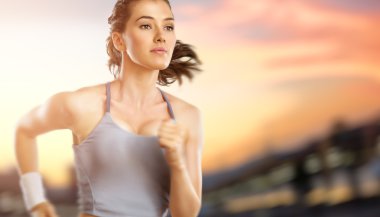 Spor kızı gün batımında