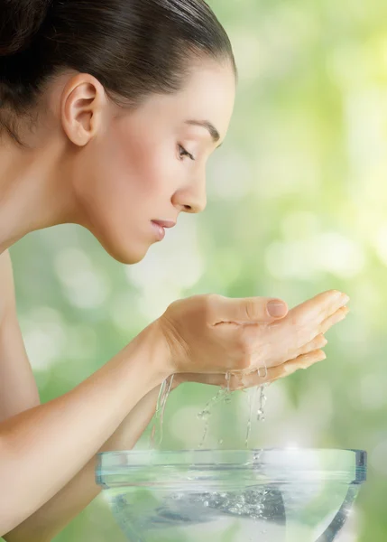 Meisje is wassen — Stockfoto