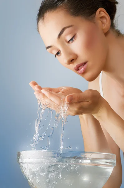 Mädchen wäscht sich — Stockfoto