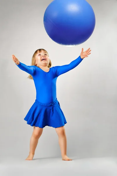 Un bambino che gioca — Foto Stock