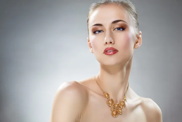 Mujer con joyas — Foto de Stock