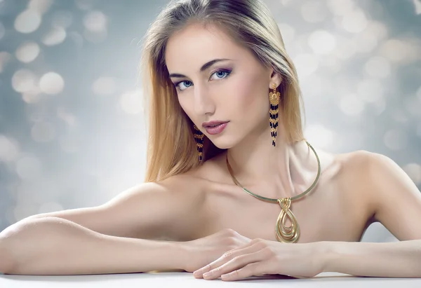 Mujer con joyas — Foto de Stock