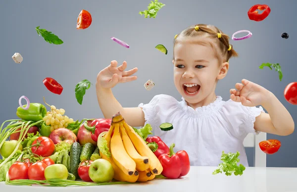 Comer fruta fresca — Foto de Stock