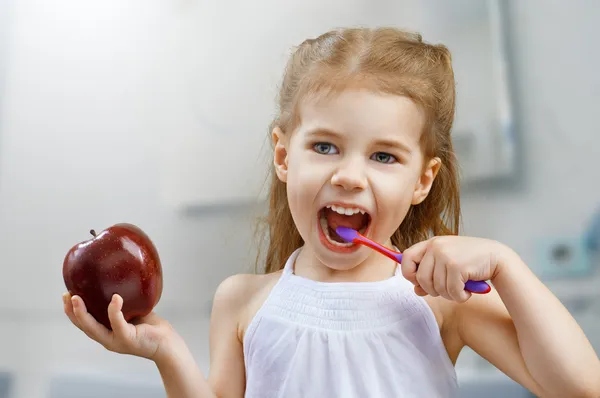 Cepillado de dientes —  Fotos de Stock