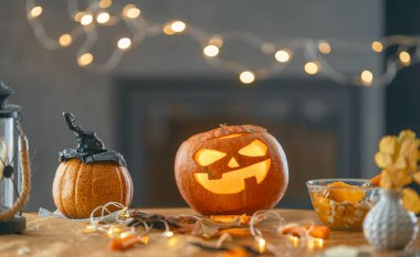 Masada evde kabak oyma. Mutlu aile Cadılar Bayramı için hazırlanıyor. 