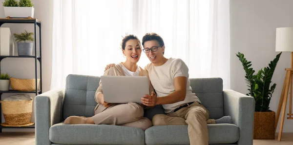 Casal Jovem Está Usando Laptop Mulher Homem Divertindo Ficando Casa — Fotografia de Stock