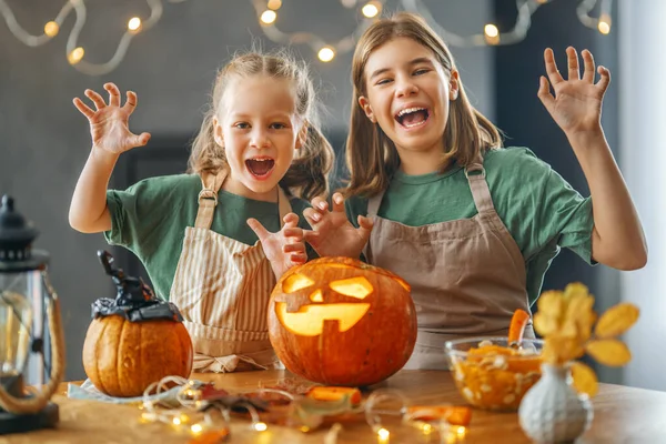 Lindas Niñas Con Calabaza Tallada Familia Feliz Preparándose Para Halloween — Foto de Stock