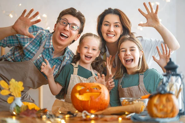 Matka Otec Jejich Dcery Baví Doma Šťastná Rodina Příprava Halloween — Stock fotografie