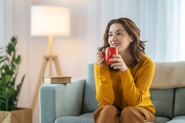 Schöne Junge Frau Genießt Tee Sitzen Auf Dem Sofa Hause — Stockfoto