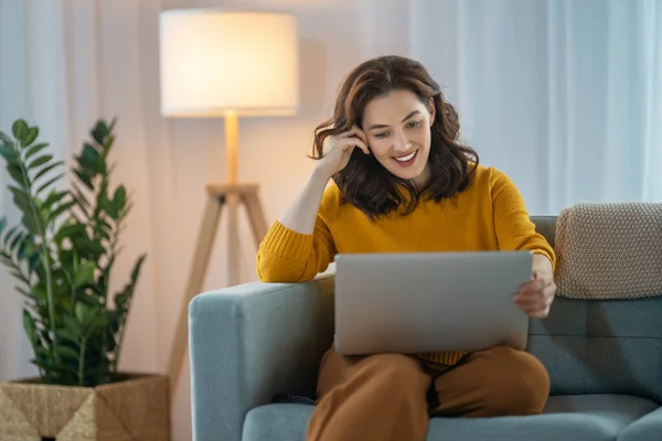 Happy Casual Piękna Kobieta Pomocą Laptopa Domu — Zdjęcie stockowe