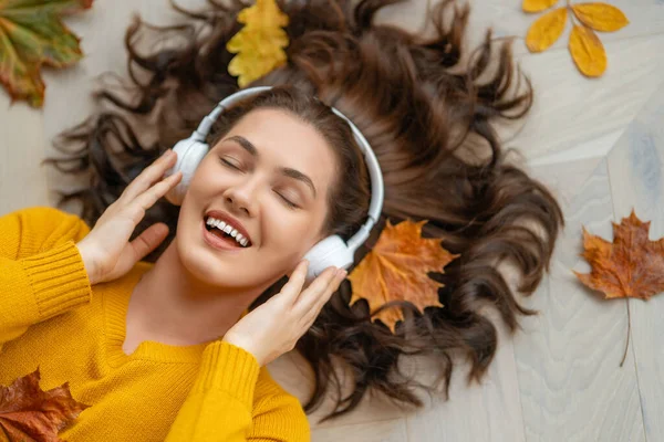 Весела Молода Жінка Слухає Музику Навушниках Вид Зверху Осіння Атмосфера — стокове фото