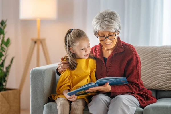 Abuela Leyendo Libro Nieta Vacaciones Familiares Unión —  Fotos de Stock