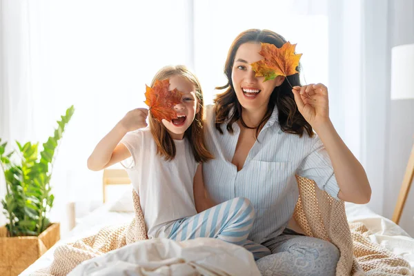 Uma Boa Menina Sua Mãe Desfrutando Manhã Ensolarada Bom Tempo — Fotografia de Stock