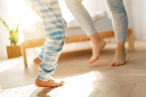 Mutter Und Tochter Tanzen Familienurlaub Und Zweisamkeit — Stockfoto