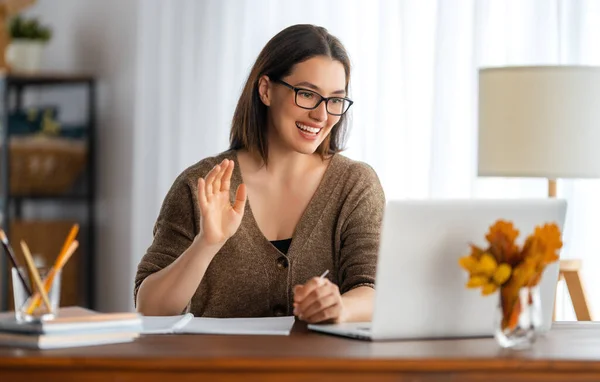 Gelukkige Jonge Vrouw Werken Online Kijken Webinar Podcast Laptop Afstand — Stockfoto