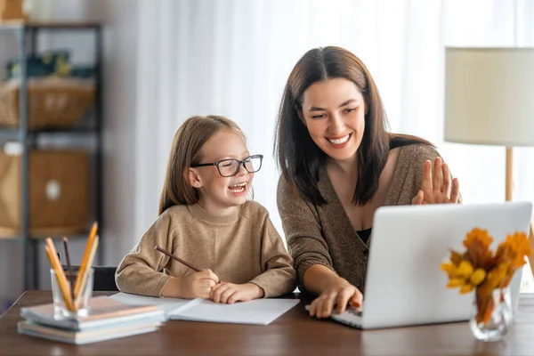 Torniamo Scuola Bambino Felice Adulto Sono Seduti Alla Scrivania Ragazza — Foto Stock