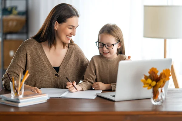 Zurück Zur Schule Glückliche Kinder Und Erwachsene Sitzen Schreibtisch Mädchen — Stockfoto