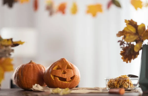 Vyřezávání Dýně Stole Doma Šťastná Rodina Příprava Halloween — Stock fotografie