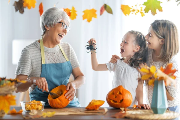 Szczęśliwa Rodzina Przygotowująca Się Halloween Babcia Wnuczka Rzeźbią Dynie Domu — Zdjęcie stockowe