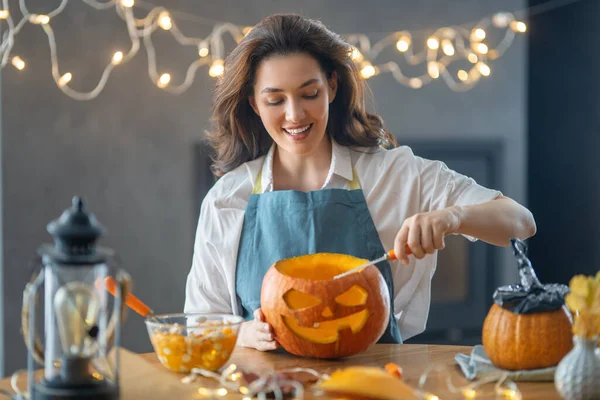 Wesołego Halloween Młoda Kobieta Rzeźbi Dynię Rodzina Przygotowująca Się Urlopu — Zdjęcie stockowe