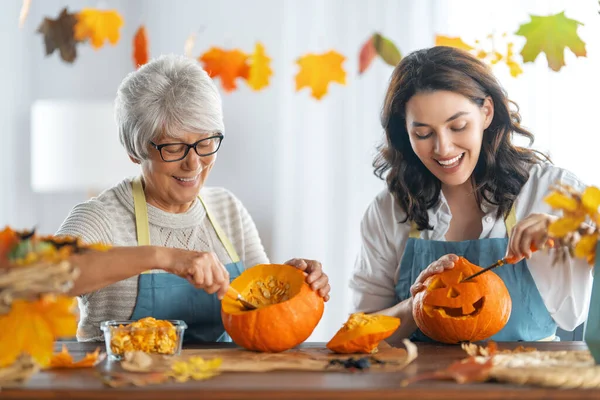 Šťastný Halloween Matka Její Dospělá Dcera Vyřezávají Dýni Rodinná Příprava — Stock fotografie