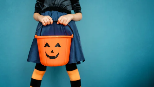 Boldog Halloweent Aranyos Kislány Sütőtök Kosár Kék Fal Háttér — Stock Fotó